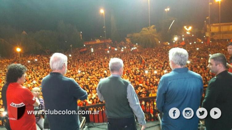 Los hinchas de Colón armaron su gran fiesta
