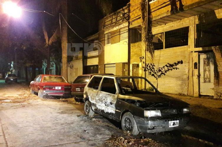 Queman un auto y roban una casa en B° Roma
