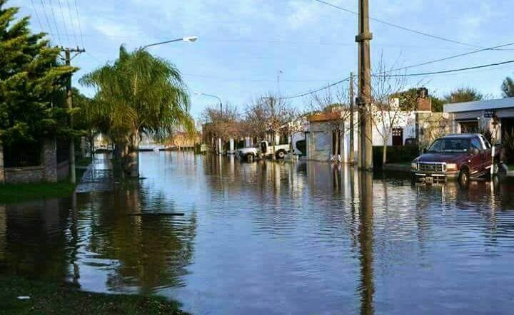 El agua ingresó a Melincué: se evacúan en botes y cortarán rutas