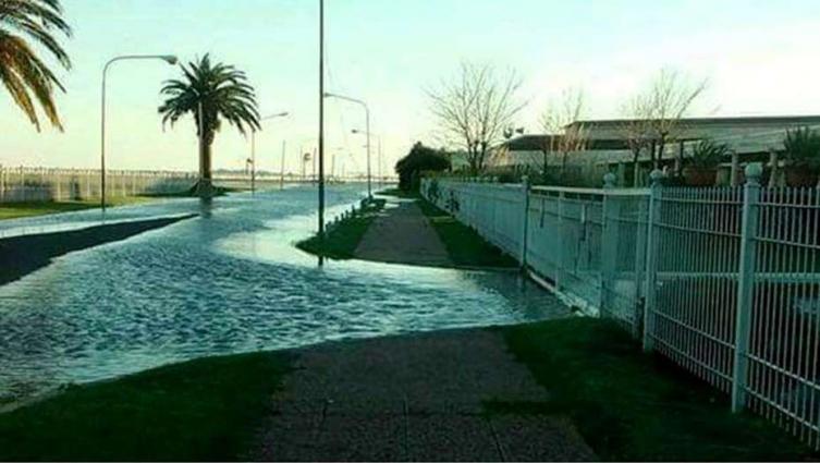 Melincué: evacuados y rutas cortadas