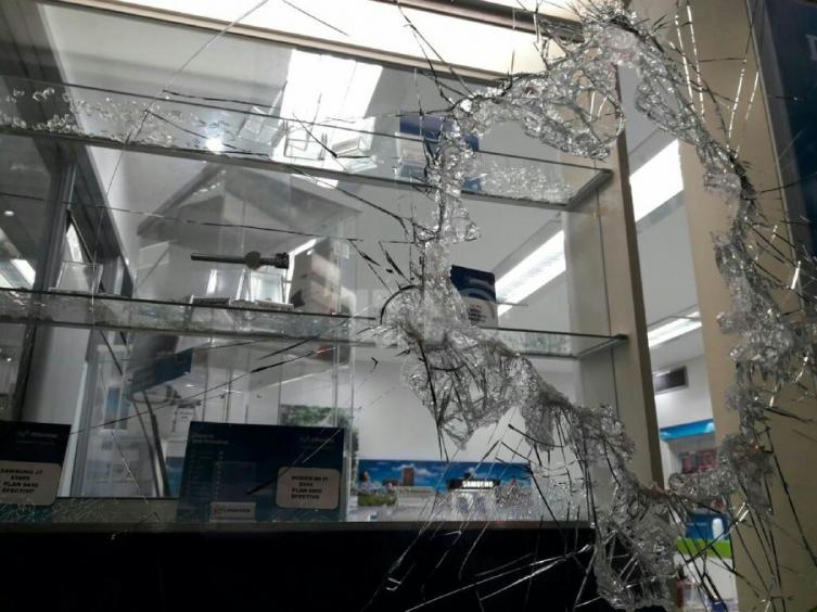 Roban local de telefonía celular y una panadería
