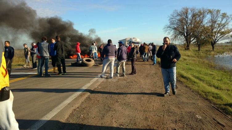 Cortan totalmente la ruta 93 para reclamar obras