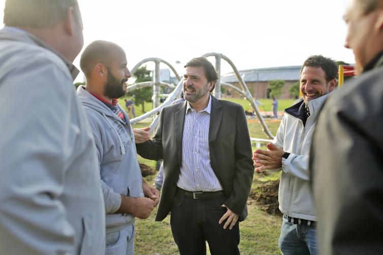 Instalan nuevos juegos infantiles inclusivos en el Parque Federal