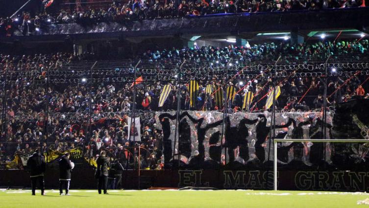 LA BARRA DE NEWELL´S LLEVÓ AL BANDERAZO ATAÚDES PINTADOS CON LOS COLORES DE CENTRAL