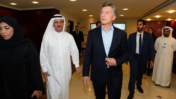 Macri llegó a Emiratos Árabes, donde se reunirá con el primer ministro local