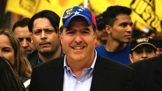 Los opositores piden que los militares ayuden a acabar con el gobierno chavista