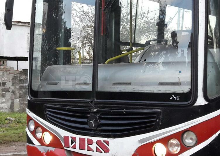 No pudo subir al colectivo y rompió el parabrisas