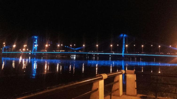 La provincia realizó la primera prueba de la nueva iluminación del Puente Colgante