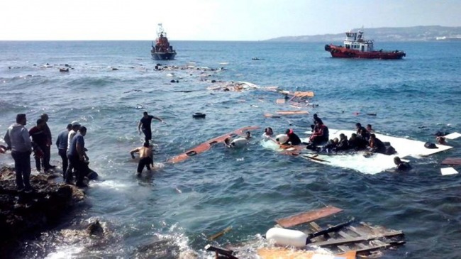 Rescataron a más de un centenar de inmigrantes que trataban de llegar a Europa