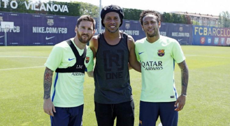 LA VISITA DE RONALDINHO A MESSI Y EL PLANTEL DE BARCELONA