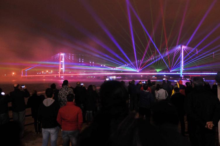 El Puente Colgante iluminó la noche patria