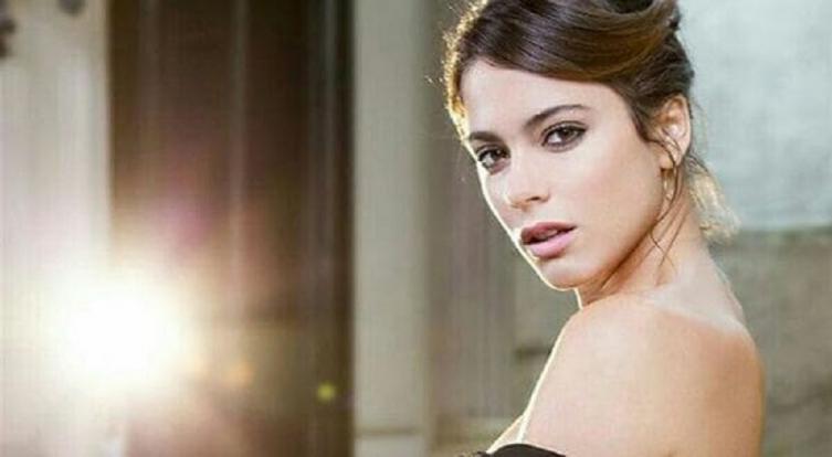 BUENA QUÍMICA: TINI STOESSEL, JUNTO A UN SEXY CANTANTE ESPAÑOL (video)