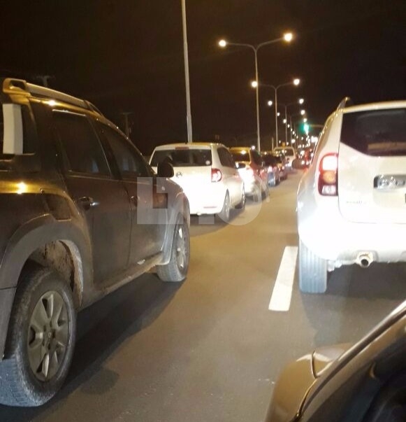 Un camión despistó y dos autos chocaron