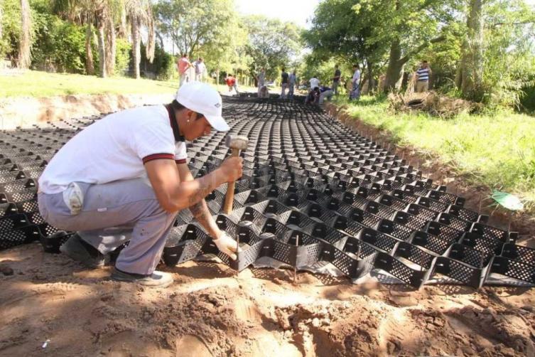 El Municipio avanza en la colocación de geoceldas en calles de La Costa