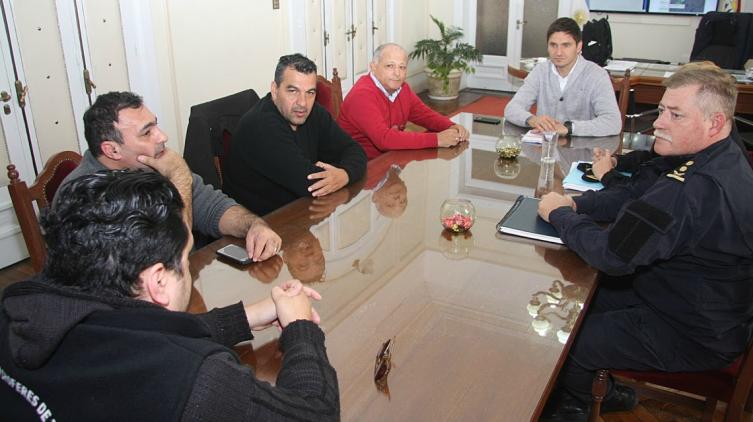  Pullaro analizó con taxistas políticas de seguridad para el sector