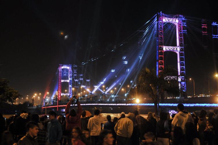 El  Colgante se ilumina por el aniversario de #NiUnaMenos