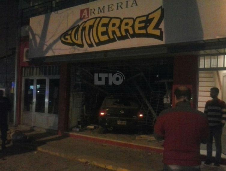 Auto robado terminó incrustado en una armería