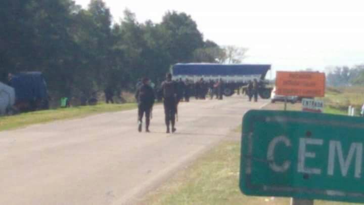 Espectacular operativo para detener un camión  que llevaría mercadería de contrabando