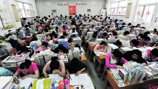 Casi diez millones de jóvenes rinden el Gaokao, el crucial examen que paraliza al país