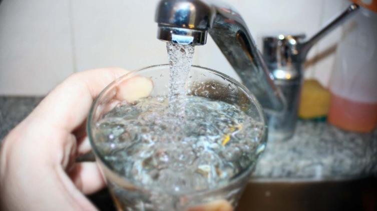 Diputados piden suspender el aumento del agua