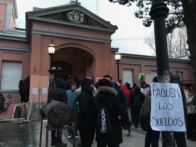 Los jubilados que reclaman el cobro de sus haberes ingresaron a la Casa de Gobierno 