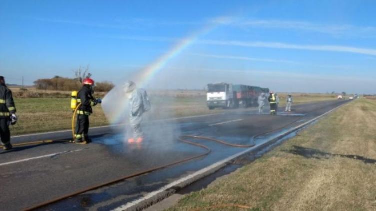 Operativo en ruta 34 por choque y derrame de sustancias tóxicas