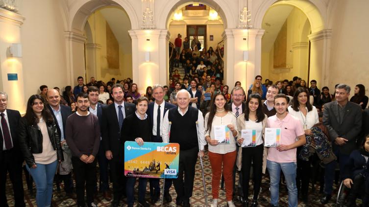 Lifschitz entregó en Rosario 250 becas a estudiantes