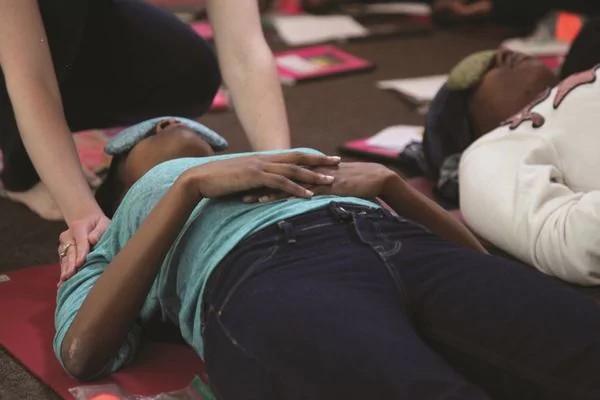 Sepa cómo el yoga puede ayudar a curar traumas infantiles