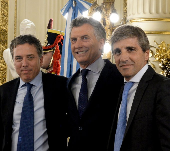 Denunciaron a Macri, Dujovne y Caputo por la deuda a 100 años