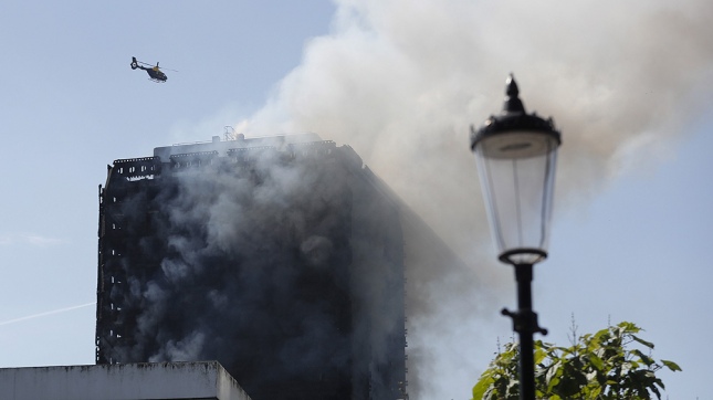 Londres: Reubican a los residentes de 700 departamentos