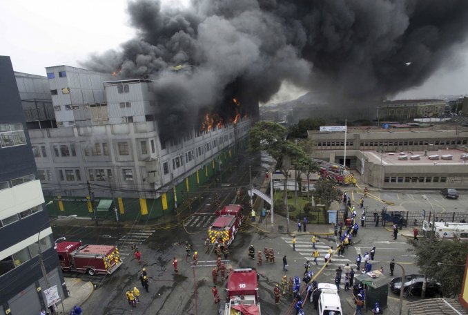 Cuatro desaparecidos tras un incendio en Lima