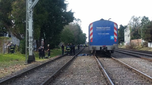 Una formación del ferrocarril San Martín arrolló y mató a una persona