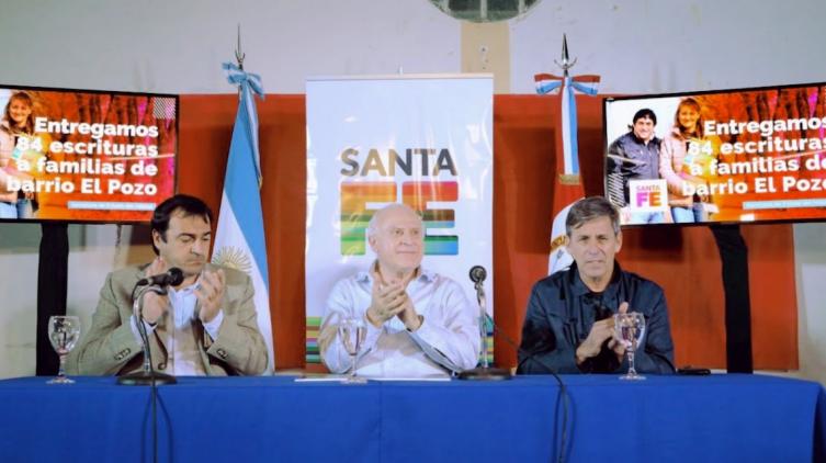 Lifschitz entregó 84 escrituras y anunció más obras 