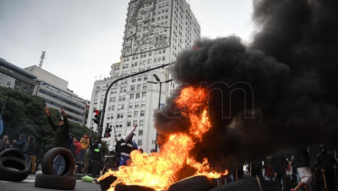 La Policía desalojó una protesta en la avenida 9 de Julio y Belgrano