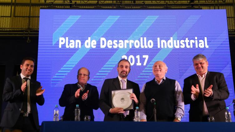 “Nunca sin industria, menos contra la industria”