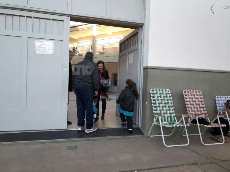Dos días de cola para conseguir un banco 