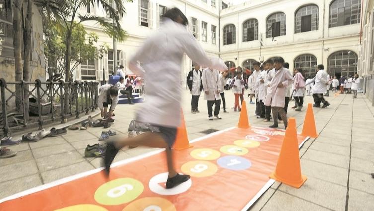 Educación responde a la demanda de bancos en los colegios