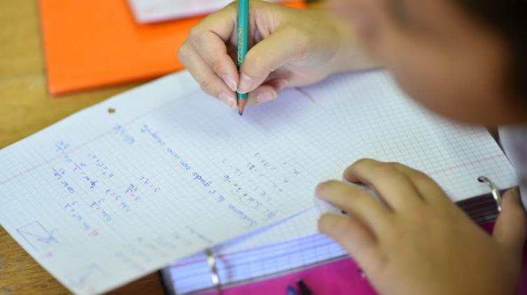 Comenzó el pago con tarjetas de débito a los 70 mil estudiantes 