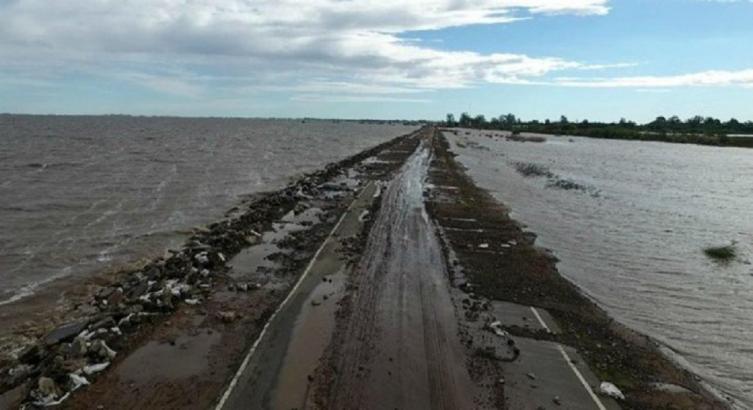 Corte en la ruta 90 por el desborde de la laguna Melincué