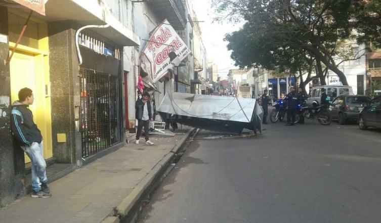Colectivo tumbó una cartelería 