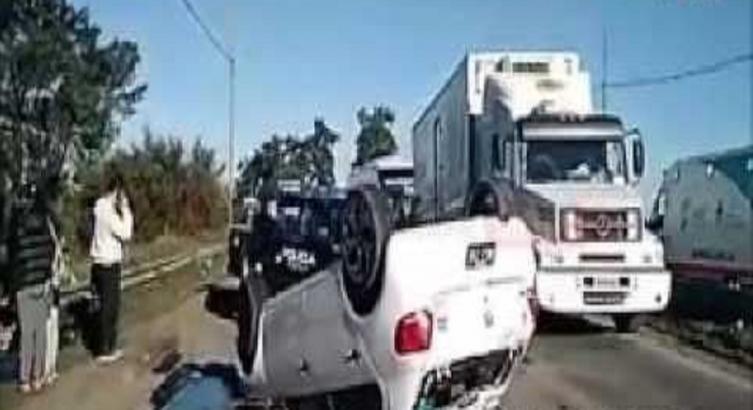 Increíble accidente: un auto volcó en la avenida de La Constitución