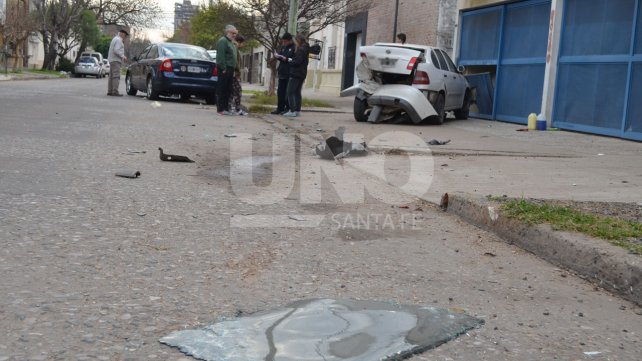 Accidente: chocó dos autos estacionados sobre calle Belgrano