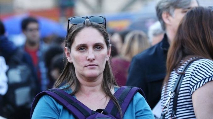 Buscan a una militante feminista, víctima de violencia de género