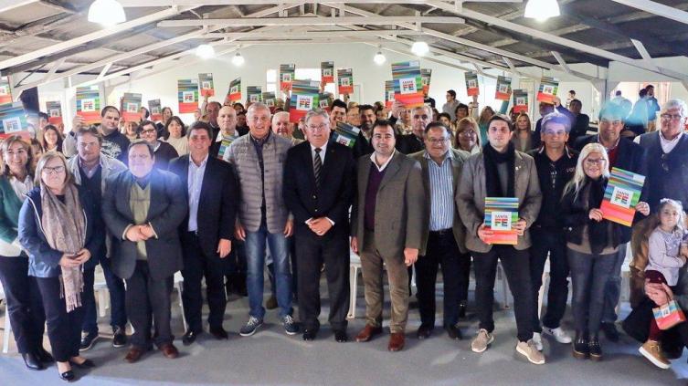 Fascendini presidió la entrega de escrituras