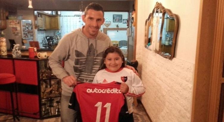 MAXI LE REGALÓ UNA CAMISETA A LA NENA QUE QUERÍA DARLE SUS AHORROS