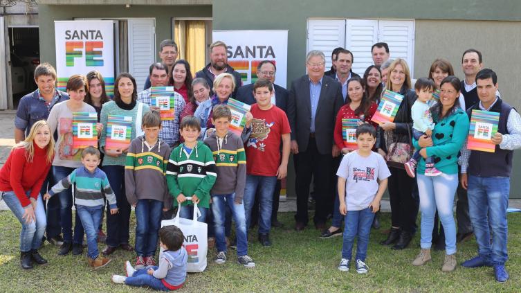 La provincia entregó viviendas