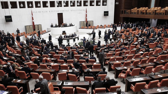 El Parlamento turco expulsó a dos legisladores opositores