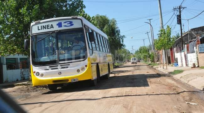Balearon a un colectivo de la línea 13 en Alto Verde