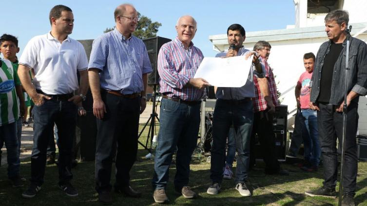 Lifschitz entregó un millón de pesos a la Liga Santafesina de Fútbol