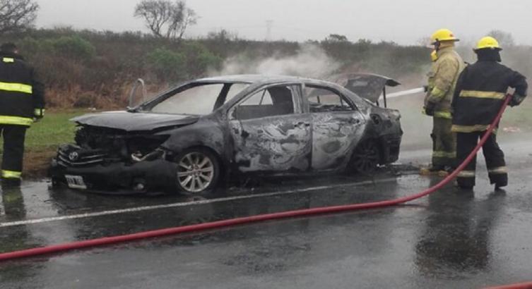 Un auto quedó hecho cenizas en la autopista Santa Fe- Rosario